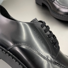 PRADA Деби-туфлиз гладкой кожи Воплощение элегантности современно