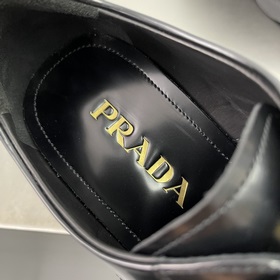 PRADA Деби-туфлиз гладкой кожи Воплощение элегантности современно