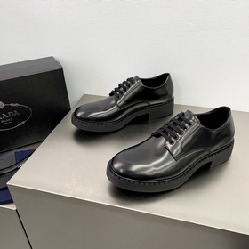 PRADA Деби-туфлиз блестящей кожи Воплощение элегантности современ
