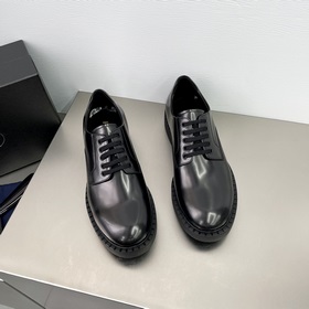 PRADA Деби-туфлиз блестящей кожи Воплощение элегантности современ