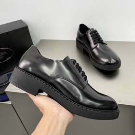 PRADA Деби-туфлиз блестящей кожи Воплощение элегантности современ