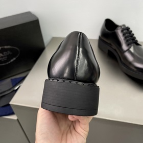 PRADA Деби-туфлиз блестящей кожи Воплощение элегантности современ