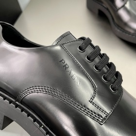 PRADA Деби-туфлиз блестящей кожи Воплощение элегантности современ
