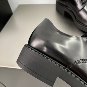 PRADA Деби-туфлиз блестящей кожи Воплощение элегантности современ