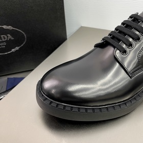 PRADA Деби-туфлиз блестящей кожи Воплощение элегантности современ