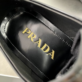 PRADA Деби-туфлиз блестящей кожи Воплощение элегантности современ