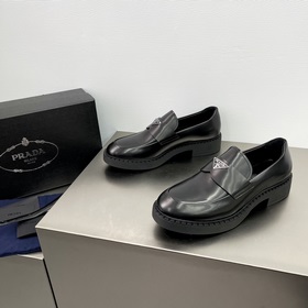 PRADA Лоферы из гладкой кожи Эти туфли-лодочкизготовлены из кожи