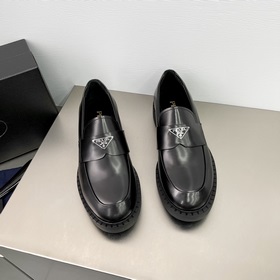 PRADA Лоферы из гладкой кожи Эти туфли-лодочкизготовлены из кожи