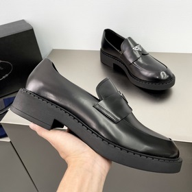 PRADA Лоферы из гладкой кожи Эти туфли-лодочкизготовлены из кожи