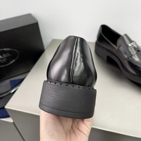 PRADA Лоферы из гладкой кожи Эти туфли-лодочкизготовлены из кожи