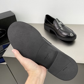 PRADA Лоферы из гладкой кожи Эти туфли-лодочкизготовлены из кожи 