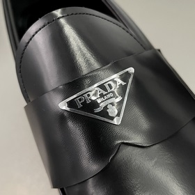 PRADA Лоферы из гладкой кожи Эти туфли-лодочкизготовлены из кожи 