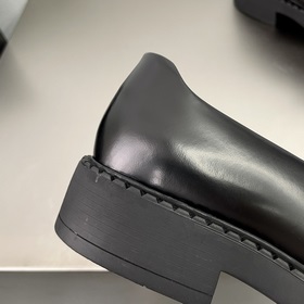 PRADA Лоферы из гладкой кожи Эти туфли-лодочкизготовлены из кожи 