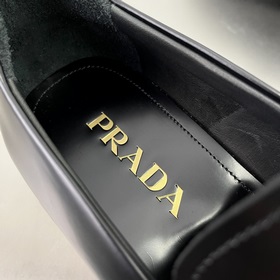 PRADA Лоферы из гладкой кожи Эти туфли-лодочкизготовлены из кожи 