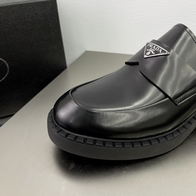 PRADA Лоферы из гладкой кожи Эти туфли-лодочкизготовлены из кожи 