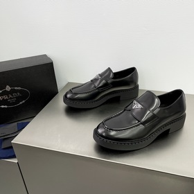 PRADA Chocolate Лоферы из гладкой кожи Эти классические мужские л