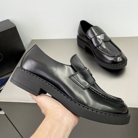 PRADA Chocolate Лоферы из гладкой кожи Эти классические мужские л