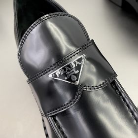 PRADA Chocolate Лоферы из гладкой кожи Эти классические мужские л