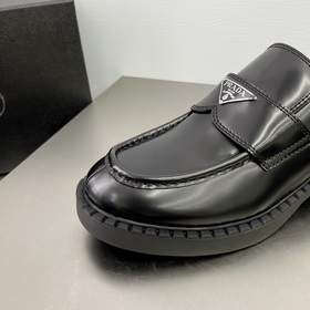PRADA Chocolate Лоферы из гладкой кожи Эти классические мужские л