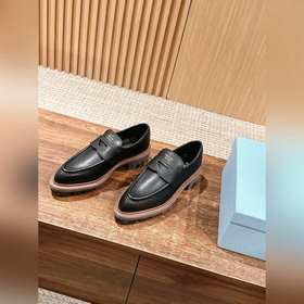 Новые туфли Prada в стиле британской винтажной моды с заостренным