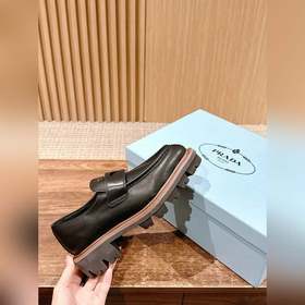 Новые туфли Prada в стиле британской винтажной моды с заостренным