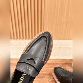 Новые туфли Prada в стиле британской винтажной моды с заостренным