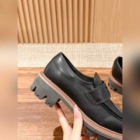 Новые туфли Prada в стиле британской винтажной моды с заостренным
