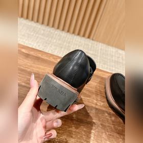 Новые туфли Prada в стиле британской винтажной моды с заостренным