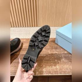 Новые туфли Prada в стиле британской винтажной моды с заостренным