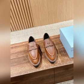 Новые туфли Prada в стиле британской винтажной моды с заостренным