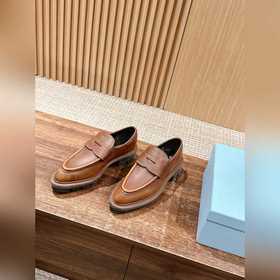 Новые туфли Prada в стиле британской винтажной моды с заостренным