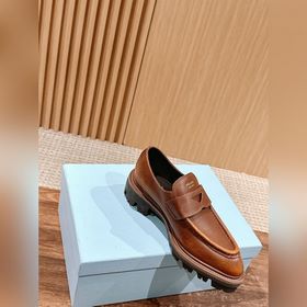 Новые туфли Prada в стиле британской винтажной моды с заостренным