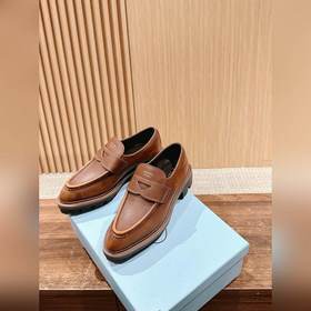 Новые туфли Prada в стиле британской винтажной моды с заостренным