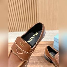 Новые туфли Prada в стиле британской винтажной моды с заостренным