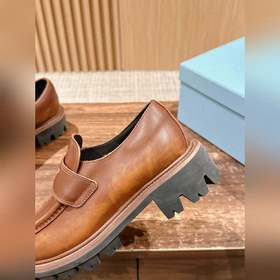 Новые туфли Prada в стиле британской винтажной моды с заостренным