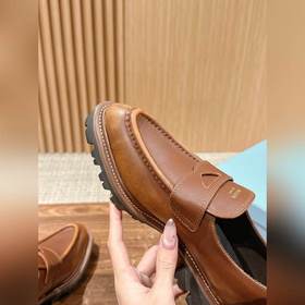 Новые туфли Prada в стиле британской винтажной моды с заостренным