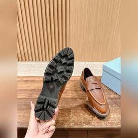 Новые туфли Prada в стиле британской винтажной моды с заостренным