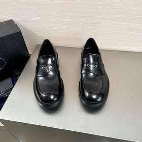 Код： YS004455 Prada Новые мужские лоферы с одним ремешком в налич