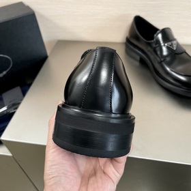 Код： YS004455 Prada Новые мужские лоферы с одним ремешком в налич