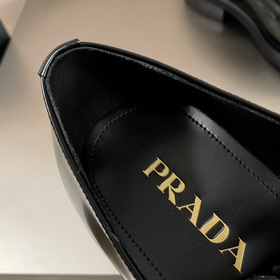 Код： YS004455 Prada Новые мужские лоферы с одним ремешком в налич
