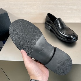 Код： YS004455 Prada Новые мужские лоферы с одним ремешком в налич