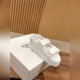 Prada Сандалии на толстой подошве с двумя ремешками на липучках С