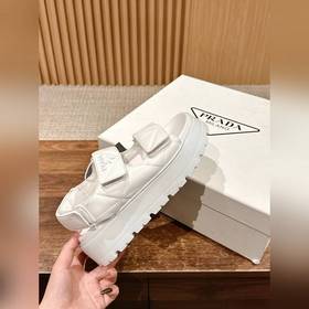 Prada Сандалии на толстой подошве с двумя ремешками на липучках С