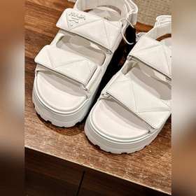 Prada Сандалии на толстой подошве с двумя ремешками на липучках С