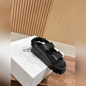 Prada Сандалии на толстой подошве с двумя ремешками на липучках С