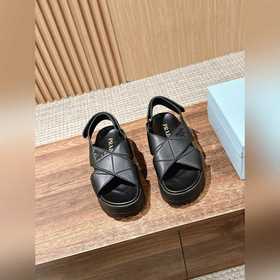 Новые сандалии Prada на толстой подошве с липучкой. Эти сандалии