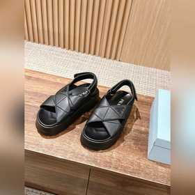 Новые сандалии Prada на толстой подошве с липучкой. Эти сандалии