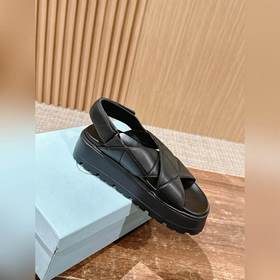 Новые сандалии Prada на толстой подошве с липучкой. Эти сандалии