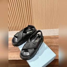 Новые сандалии Prada на толстой подошве с липучкой. Эти сандалии