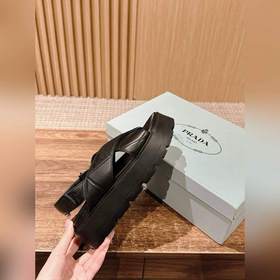 Новые сандалии Prada на толстой подошве с липучкой. Эти сандалии 